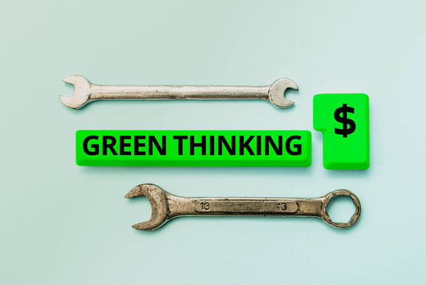 Szöveges felirat a Green Thinkingről. Üzleti megközelítés A környezeti felelősség valóra váltása Online kutatási anyagok összeállítása és gépelése, csevegőüzenetek küldése - Fotó, kép
