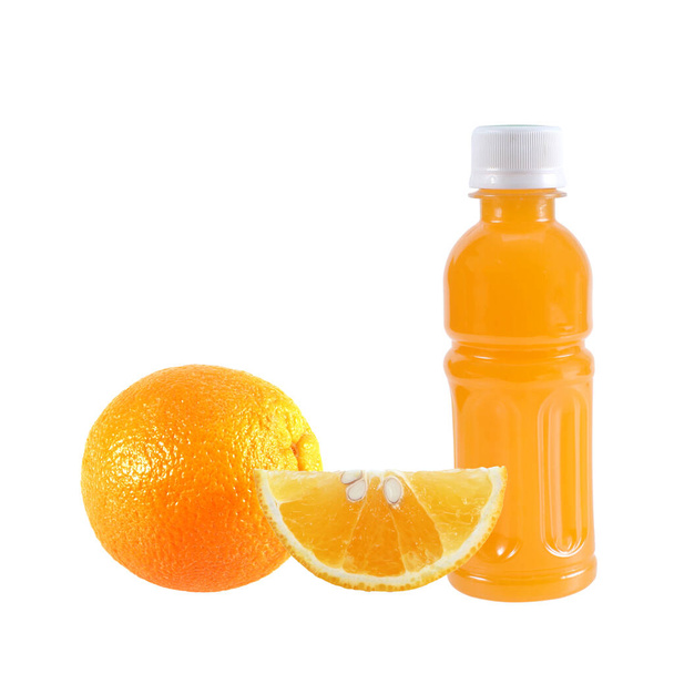 Frutta all'arancia con succo d'arancia in una bottiglia isolata su bianco - Foto, immagini