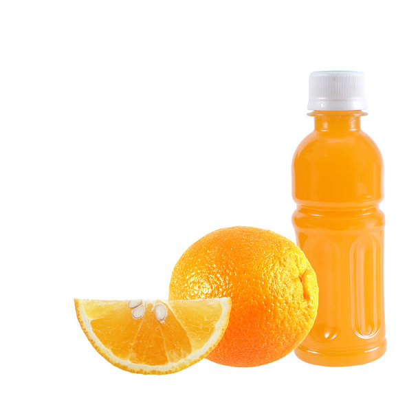 Fruta de naranja con zumo de naranja en una botella aislada en blanco - Foto, Imagen