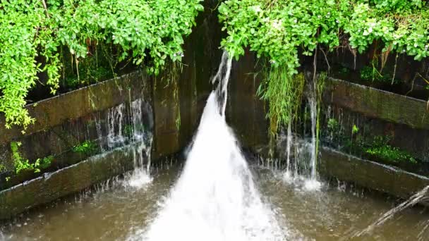 Статический снимок проливной воды, протекающей из деревянных ворот канала на Ливерпульском канале в Ланкашире, Англия, Великобритания. - Кадры, видео