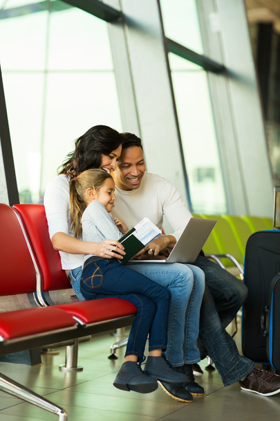 Family using laptop at airport - Foto, imagen