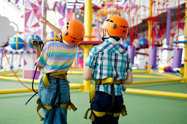 Dos niños en cascos, jóvenes escaladores, vista trasera - Foto, imagen