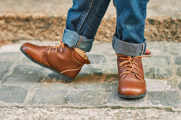 Imagen de cerca de los zapatos vintage de cuero marrón que usa un niño - Foto, Imagen
