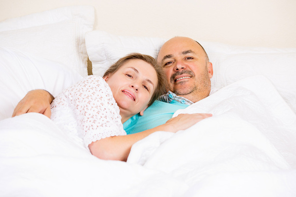 heureux mature couple relaxant dans un lit
 - Photo, image