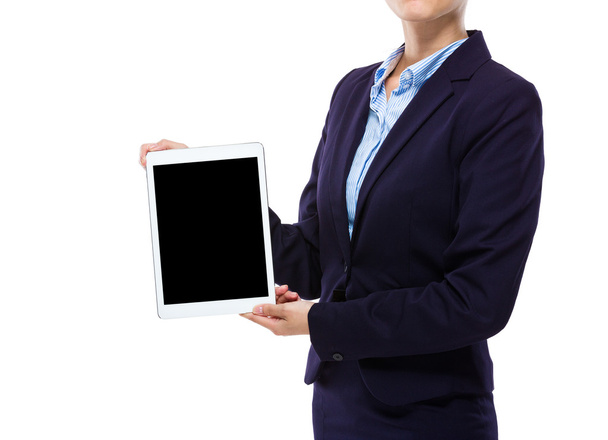 Geschäftsfrau zeigt digitales Tablet mit leerem Bildschirm - Foto, Bild
