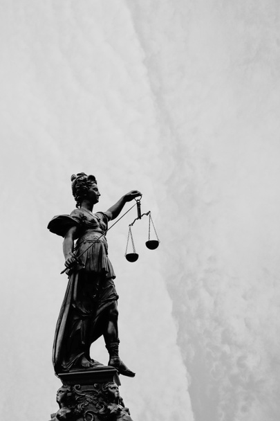 silueta Lady Justice u fontány v Romerbergu ve Frankfurtu, Německo - Fotografie, Obrázek