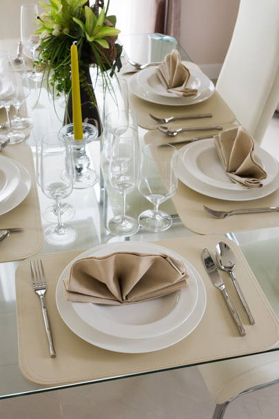 Table de décoration blanche claire pour le repas
 - Photo, image