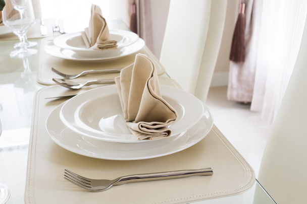 Mesa de decoración blanca clara para comida
 - Foto, imagen