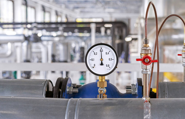 Manómetro para medir la presión del gas en una tubería de gas. Equipo de sala de calderas de gas
. - Foto, Imagen