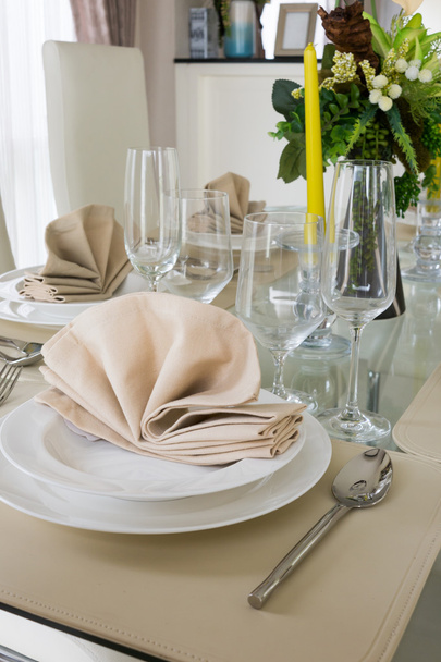Table de décoration blanche claire pour le repas
 - Photo, image