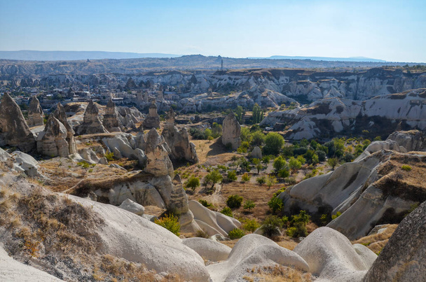 Unieke majestueuze geologische rotsformaties in het beroemde Cappadocië, Turkije  - Foto, afbeelding