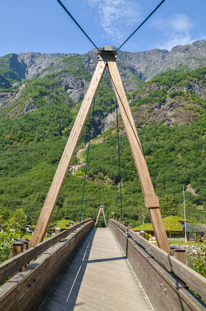 Puente al pueblo vikingo Gudvangen es un popular pueblo turístico situado al comienzo del Naeroyfjord. Noruega. Vacaciones turísticas y viajes. Montañas paisaje y fiordo Sognefjord - Foto, Imagen