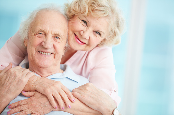 gelukkig en aanhankelijk bejaarde echtpaar - Foto, afbeelding