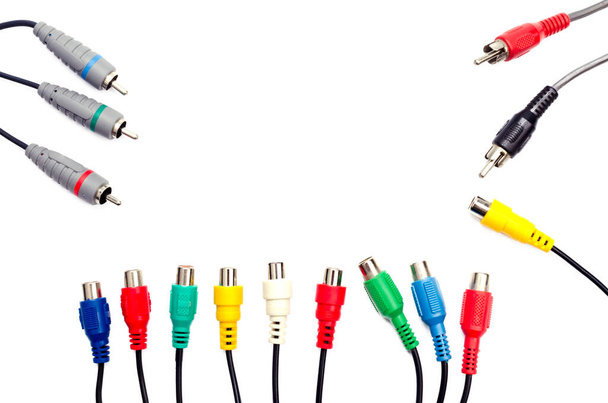 Différents types de câbles audio et vidéo isolés sur fond blanc - Photo, image