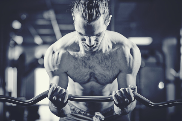 erkek spor salonunda ağırlık kaldırma - Fotoğraf, Görsel
