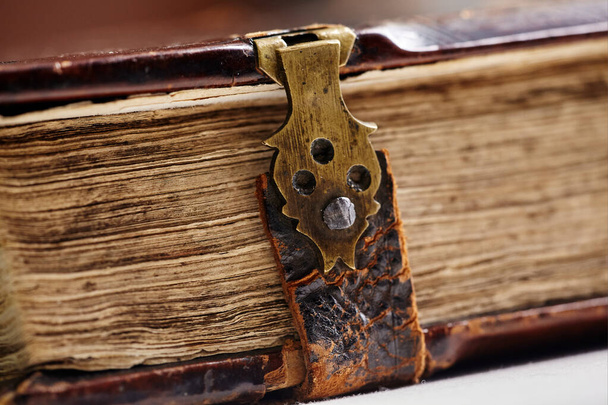 Antik könyv, sárgaréz kapcsokkal. Egy régi könyv töredéke. Sekély mélységélesség - Fotó, kép