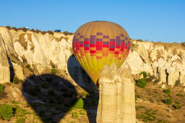 Cappadocia, Nevsehir, Turkije-september-2021: Blauwe lucht en heteluchtballonnen. Sprookjesschoorstenen. Bekend als "Kapadokya" in Turkije - Foto, afbeelding