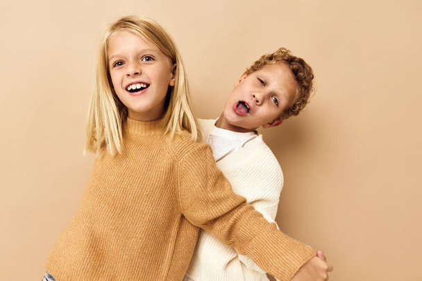 ritratto di bambini carini con i capelli castano chiaro sfondo beige - Foto, immagini