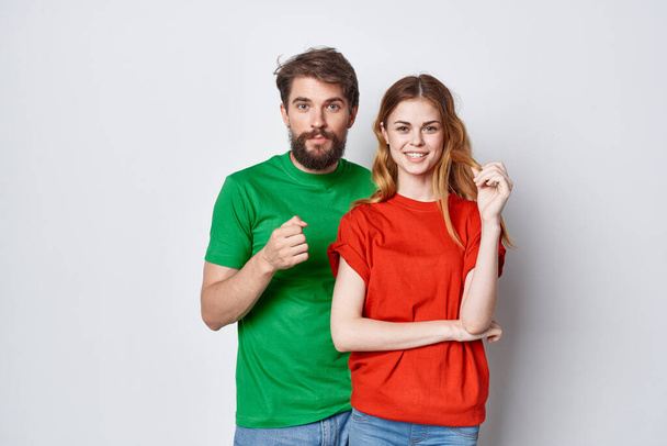 getrouwd paar knuffel vriendschap kleurrijke t-shirts familie geïsoleerde achtergrond - Foto, afbeelding