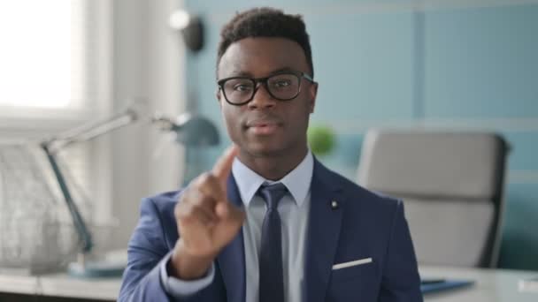 Portrét afrického podnikatele ukazujícího na kameru  - Záběry, video