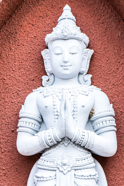 Белая фарфоровая статуэтка сидящего медитирующего Будды
  - Фото, изображение