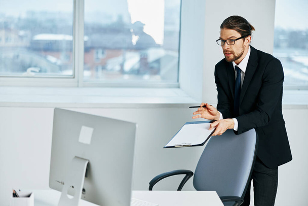 hombre en un traje en el escritorio con gafas de trabajo Lifestyle - Foto, Imagen