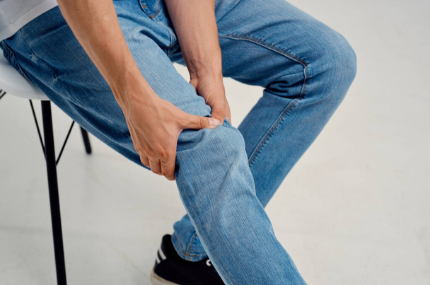 muž drží své koleno bolesti kloubů zdravotní problémy zranění - Fotografie, Obrázek