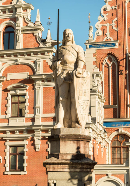 Statue Roland devant la Maison Blackheads sur la place de la Mairie dans la vieille ville de Riga, capitale de la Lettonie - Photo, image