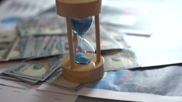 Концепція з доларовою діаграмою та годинником
 - Кадри, відео