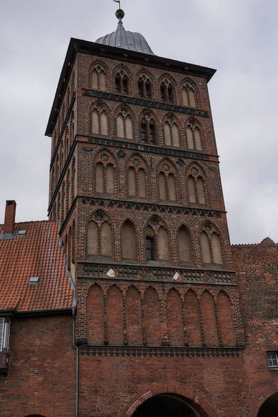  Luebeck, Alemania - 20 de julio de 2021 - El Burgtor es la puerta norte de la ciudad de Hanseatic Luebeck. Es una de las dos puertas elevadas que quedan de las fortificaciones medievales.                               - Foto, Imagen