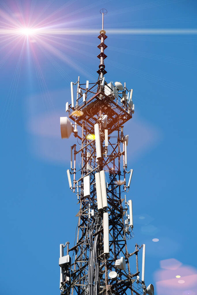 5G Cell torony kék háttér - Fotó, kép