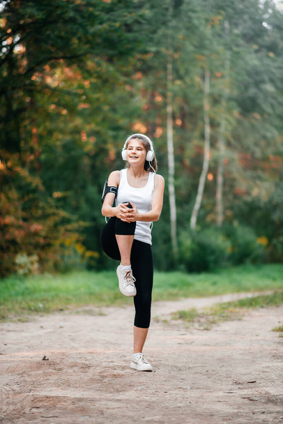Mujer corriendo en otoño bosque de otoño. Estilo de vida saludable. Ajuste étnico modelo de fitness caucásico. - Foto, imagen