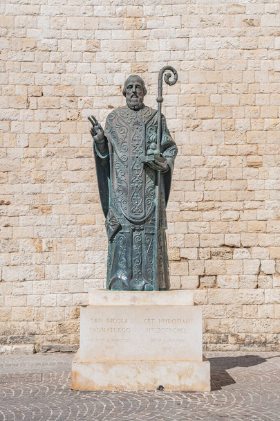 Bari, İtalya - 7 Mart 2019: San Nicola, Aziz Nicholas bronz heykeli Putin, Bari eski kasabası, Puglia, İtalya tarafından bağışlandı - Fotoğraf, Görsel