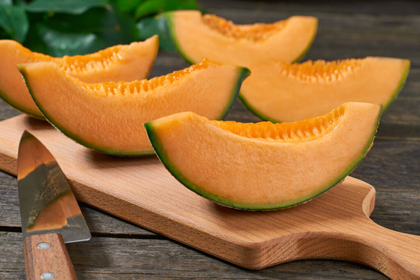melon orange tranché ou melon cantaloup sur une table en bois, gros plan. - Photo, image