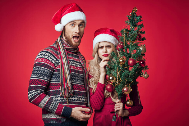 чоловік і жінка в новорічному одязі святкові прикраси романтика
 - Фото, зображення