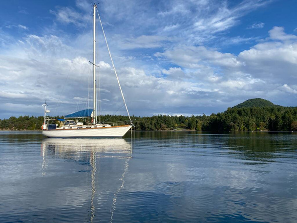 Barca a vela in una baia bella e tranquilla con cieli blu. Situato a Winter Cove, Parco Nazionale Marino delle Isole del Golfo - Foto, immagini
