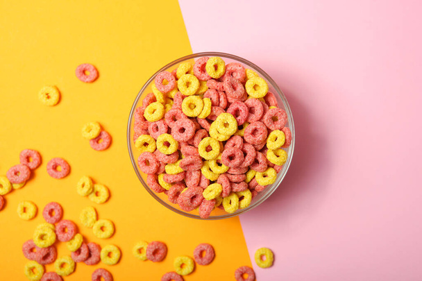 anillos de maíz de color para el desayuno en la mesa de cerca - Foto, imagen