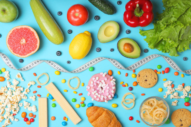 egészséges élelmiszerek és egészségtelen élelmiszerek színes háttérrel közelkép tetejére. - Fotó, kép