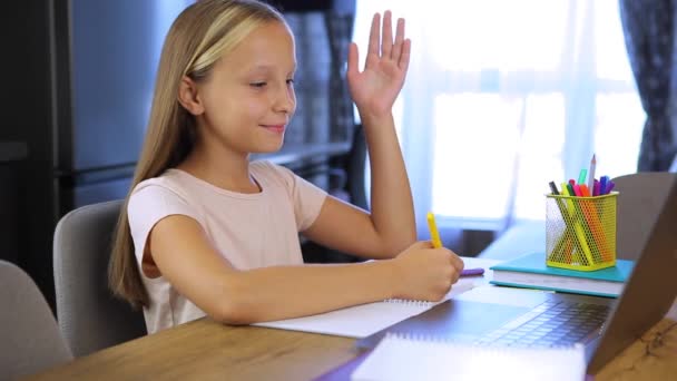 Online oktatás. iskoláslány válaszol a tanárok kérdésére online egy laptopon. - Felvétel, videó