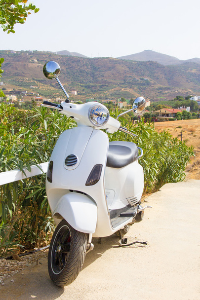 scooter retro en las montañas de Grecia - Foto, imagen
