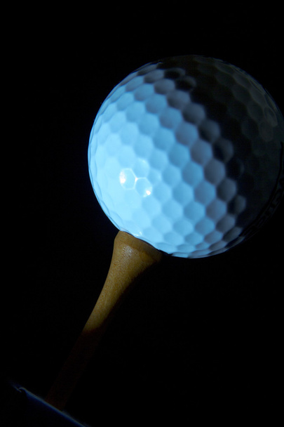 Golfball auf dem Holzabschlag - Foto, Bild