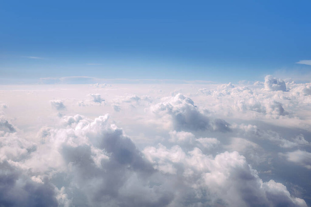 Paisaje aéreo con cielo azul y nubes cúmulos para ventana de avión, inspiración de viaje - Foto, Imagen