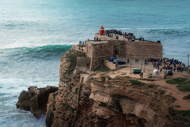 サンミゲル・アルカンジョ砦のナザレの大きな波灯台-ナザレ,ポルトガル - 写真・画像