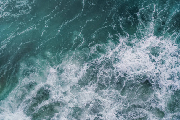 Deniz dalgalarının hava görüntüsü - Su ve köpük deseni - Fotoğraf, Görsel