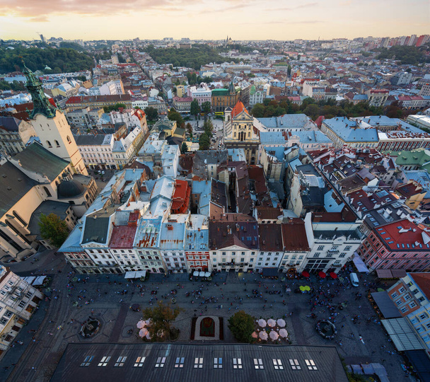 Вид с воздуха Львова на площадь Рынок, латинский собор и иезуитскую церковь - Львов, Украина - Фото, изображение