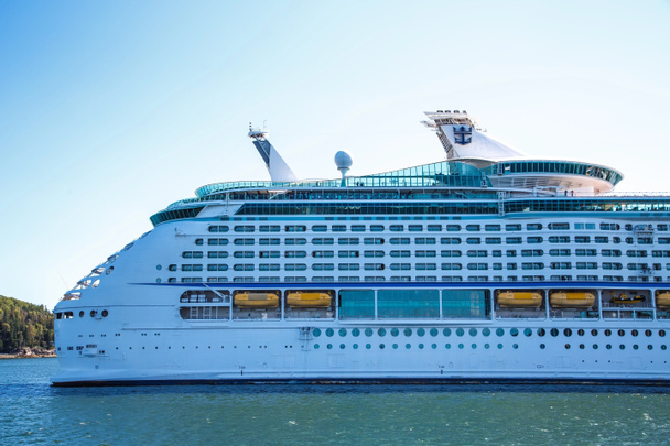 Perässä Luxury Cruise Ship
 - Valokuva, kuva