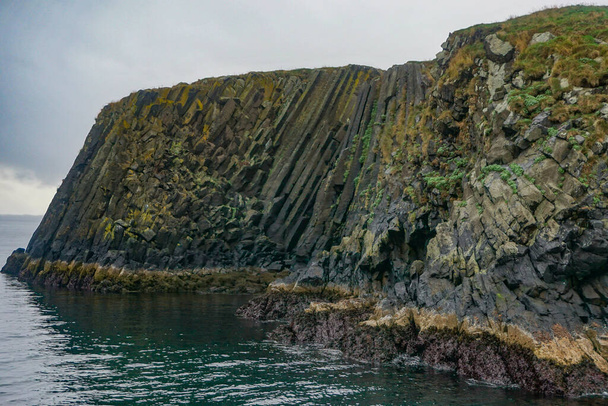 Stykkisholmur, Islandia: Kolumnowa formacja bazaltowa małej wyspy w wodach Breidafjordur, powstałej w wyniku erupcji wulkanu. - Zdjęcie, obraz