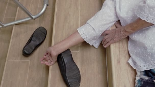 Starsza kobieta z chodzikiem spadającym ze schodów - Materiał filmowy, wideo