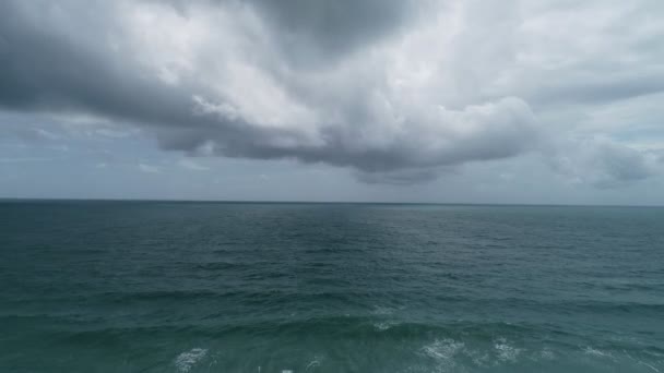 Vista aérea imágenes de nubes de lluvia sobre el mar océano Nubes negras en mal tiempo día sobre la superficie del mar Vista de ángulo alto - Metraje, vídeo