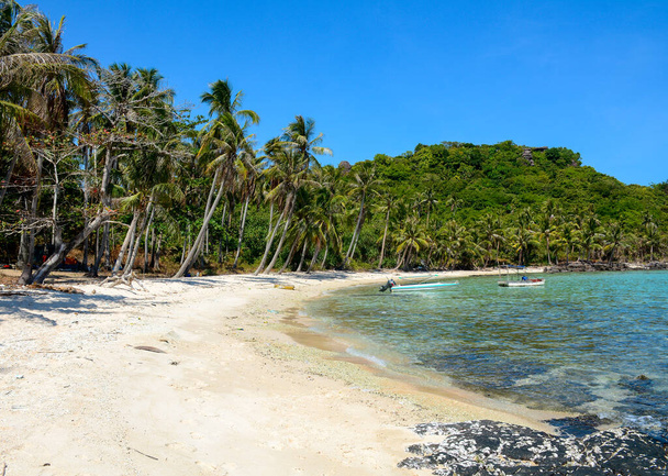Kaunis sininen meri Phu Quocin saarella, Vietnamissa. Phu Quoc on kuuluisa kauniista rannoistaan ja erilaisista ekologisista suojelupuistoistaan.. - Valokuva, kuva
